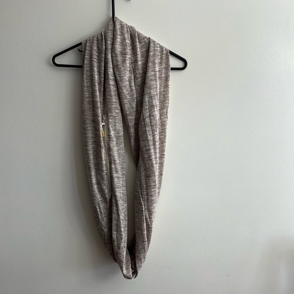Sholdit Pocket Scarf